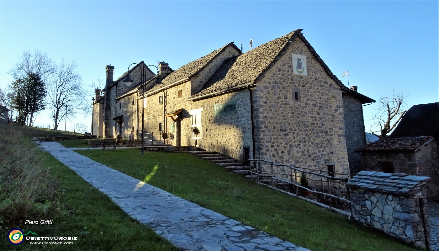 18 Borgo antico restaurato ad arte, ora sede di Municipio, Biblioteca e Museo.JPG -                                